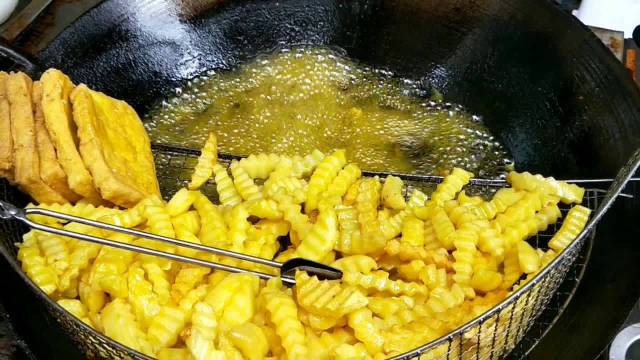 贵阳身边事 贵州美食之炸洋芋(土豆),黔大毕一带人可谓来说是吃着洋芋