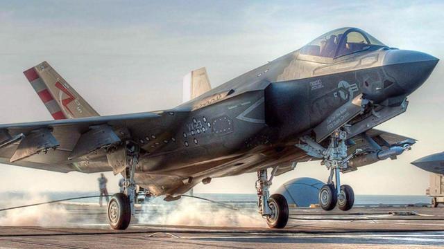 记录美军f35战斗机垂直降落的精彩瞬间,一般战机很难做到!