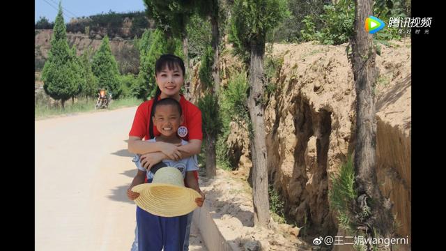 王二妮红了,"儿子"被曝光?网友:跟王二妮长得一点都不一样!
