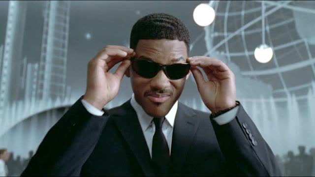 4分钟看完威尔史密斯主演的喜剧科幻电影《黑衣人3》