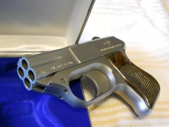 今天为大家介绍一种非常少见的多管手枪,有四根枪管,它就是cop357德林