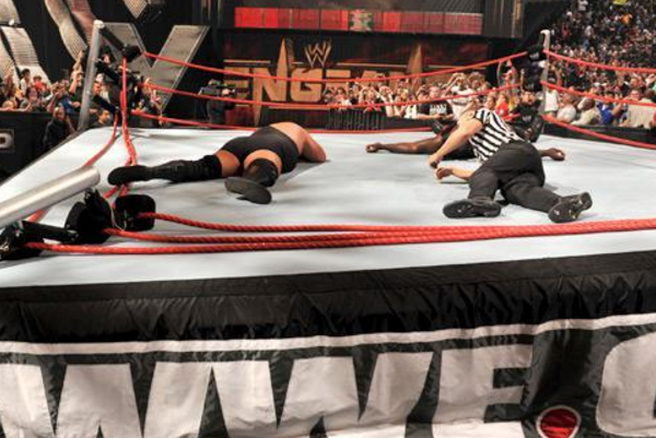 他当年曾大战梅威瑟体重达到过500磅wwe的擂台都被他摔塌