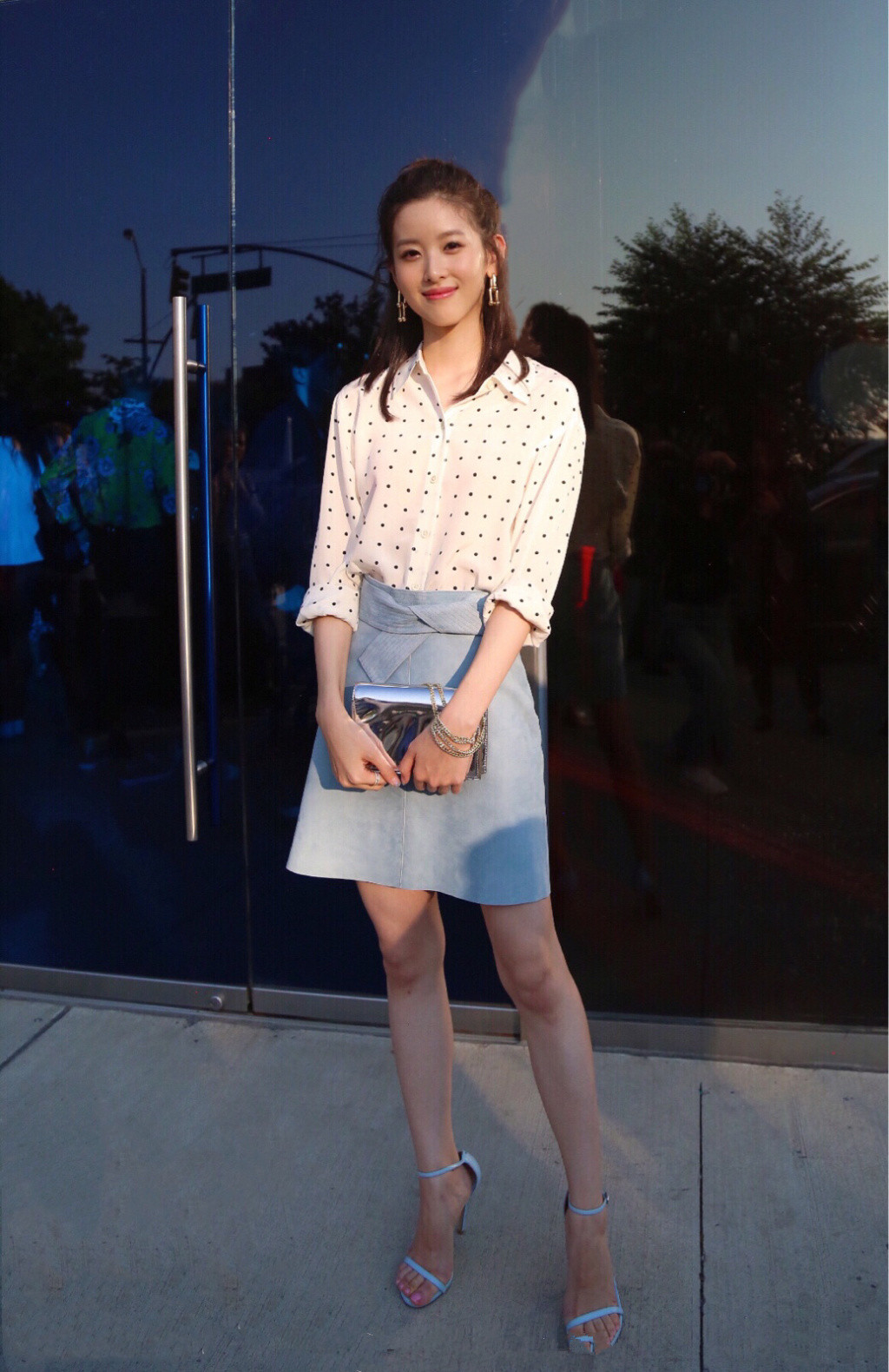 章泽天又回归小清新模样,穿件运动服就出门,网友:真美!