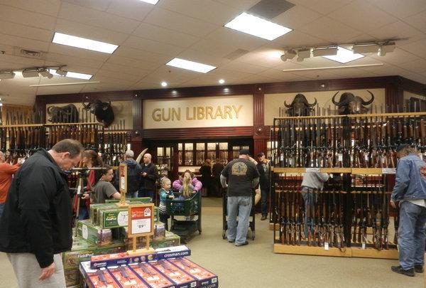 华人在美国逛枪店, 猎枪成捆堆放, 卖子弹如同卖瓜子!