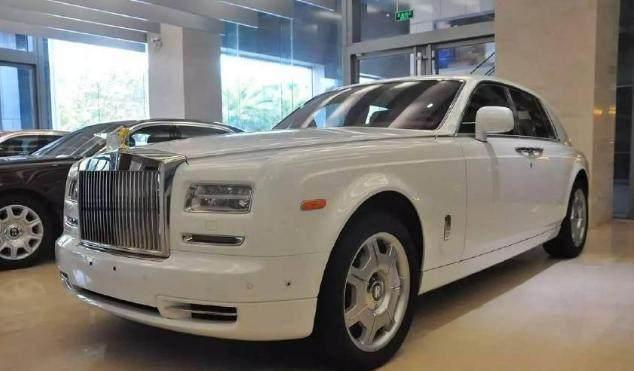 63岁的她身价上亿,座驾是一辆1400万豪车!网友:我认识她