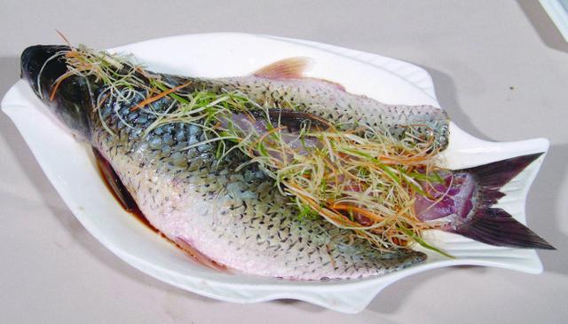 清蒸鲩鱼是一道汉族传统名菜