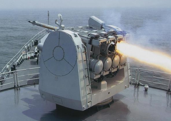 一枚反舰导弹飞向国产战舰,海红旗10点火发射,海面传来一声巨响