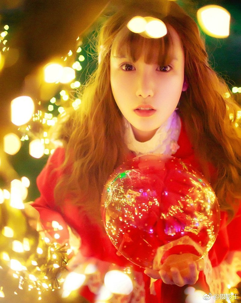 夜晚灯光中的红衣少女靓丽迷人写真集