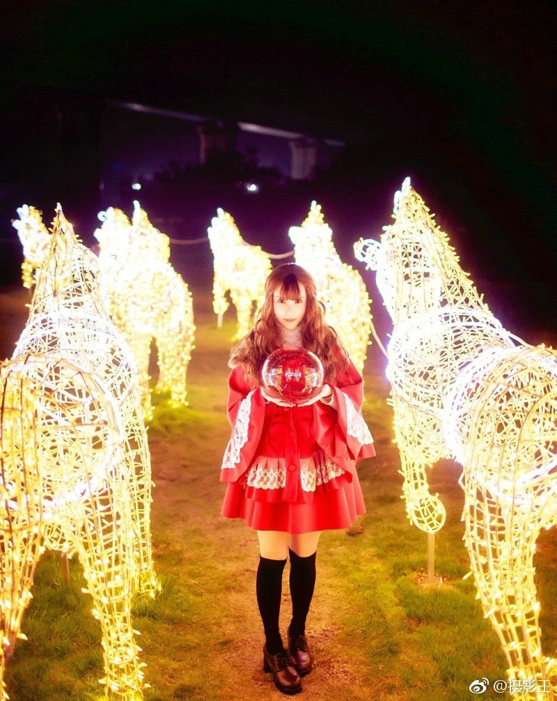 夜晚灯光中的红衣少女靓丽迷人写真集