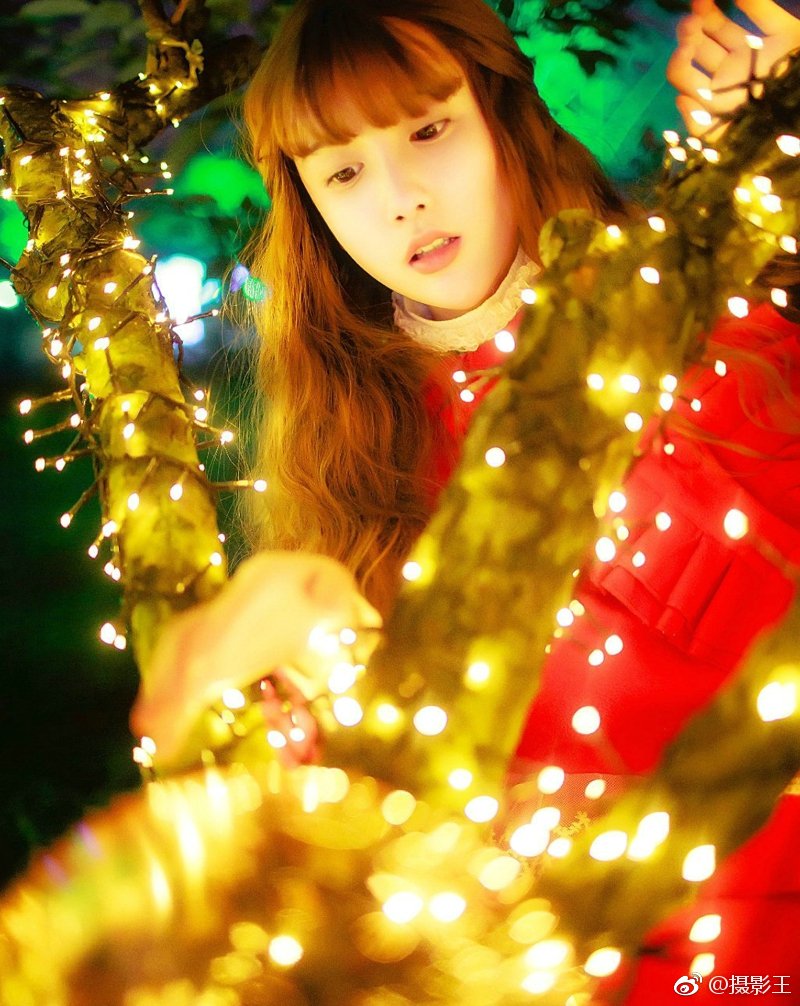 夜晚灯光中的红衣少女靓丽迷人写真集