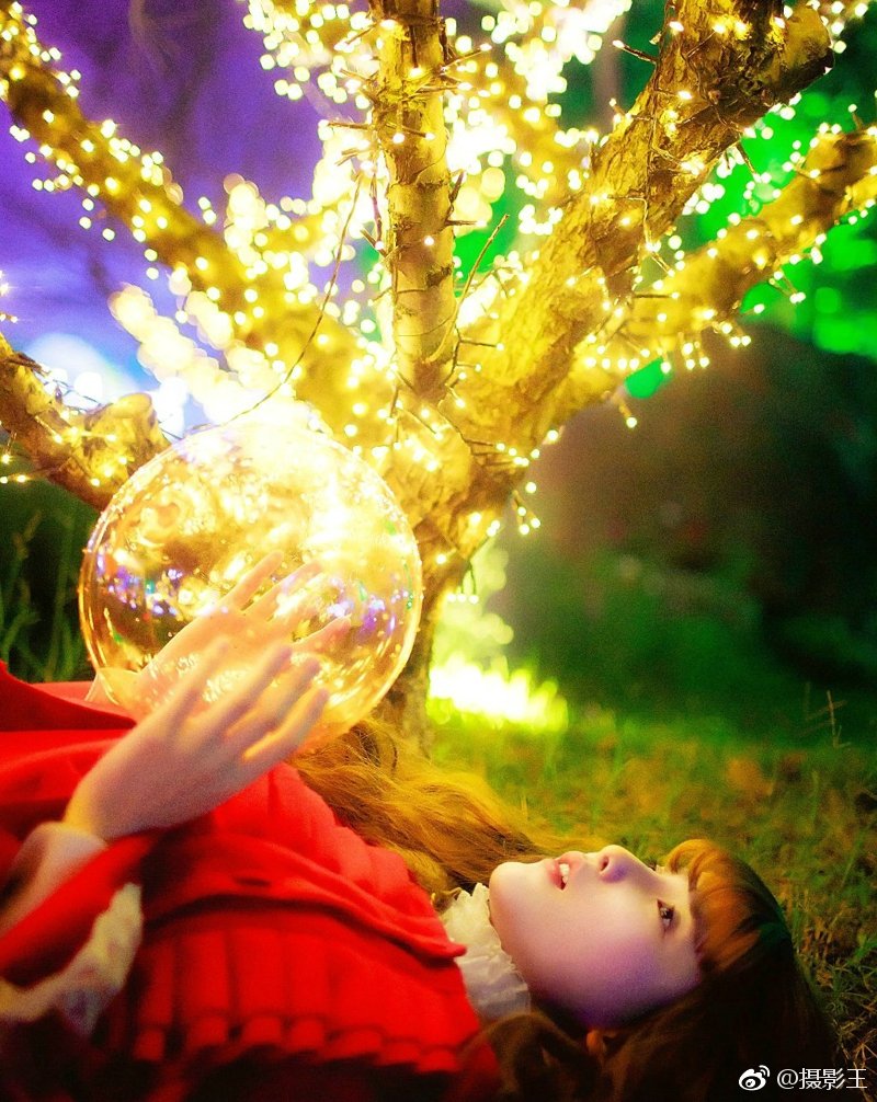 夜晚灯光中的红衣少女靓丽迷人写真集