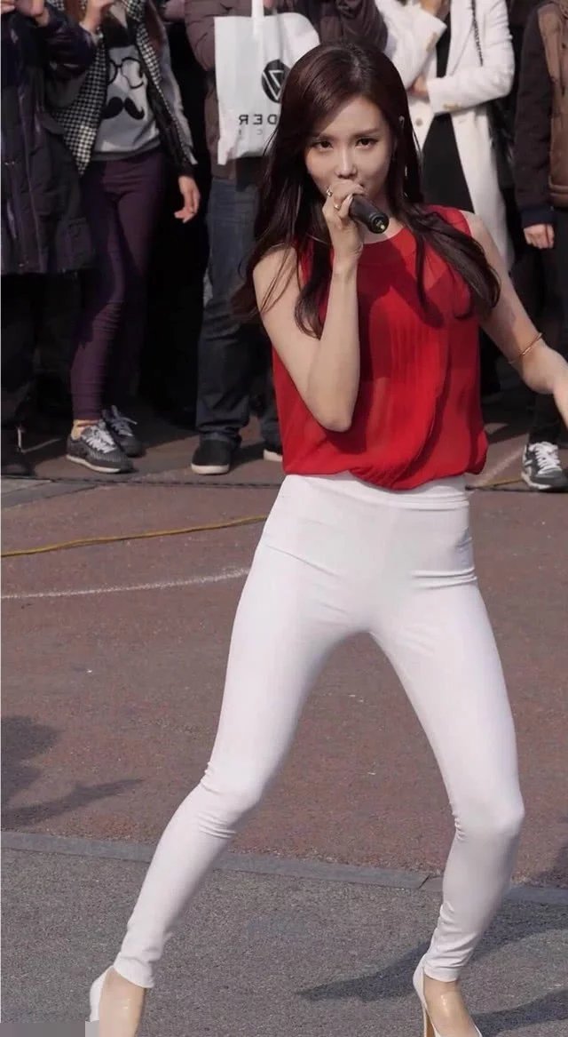 萌妹子白色清透的紧身裤跳舞身材扭动的画面很有视觉冲击力