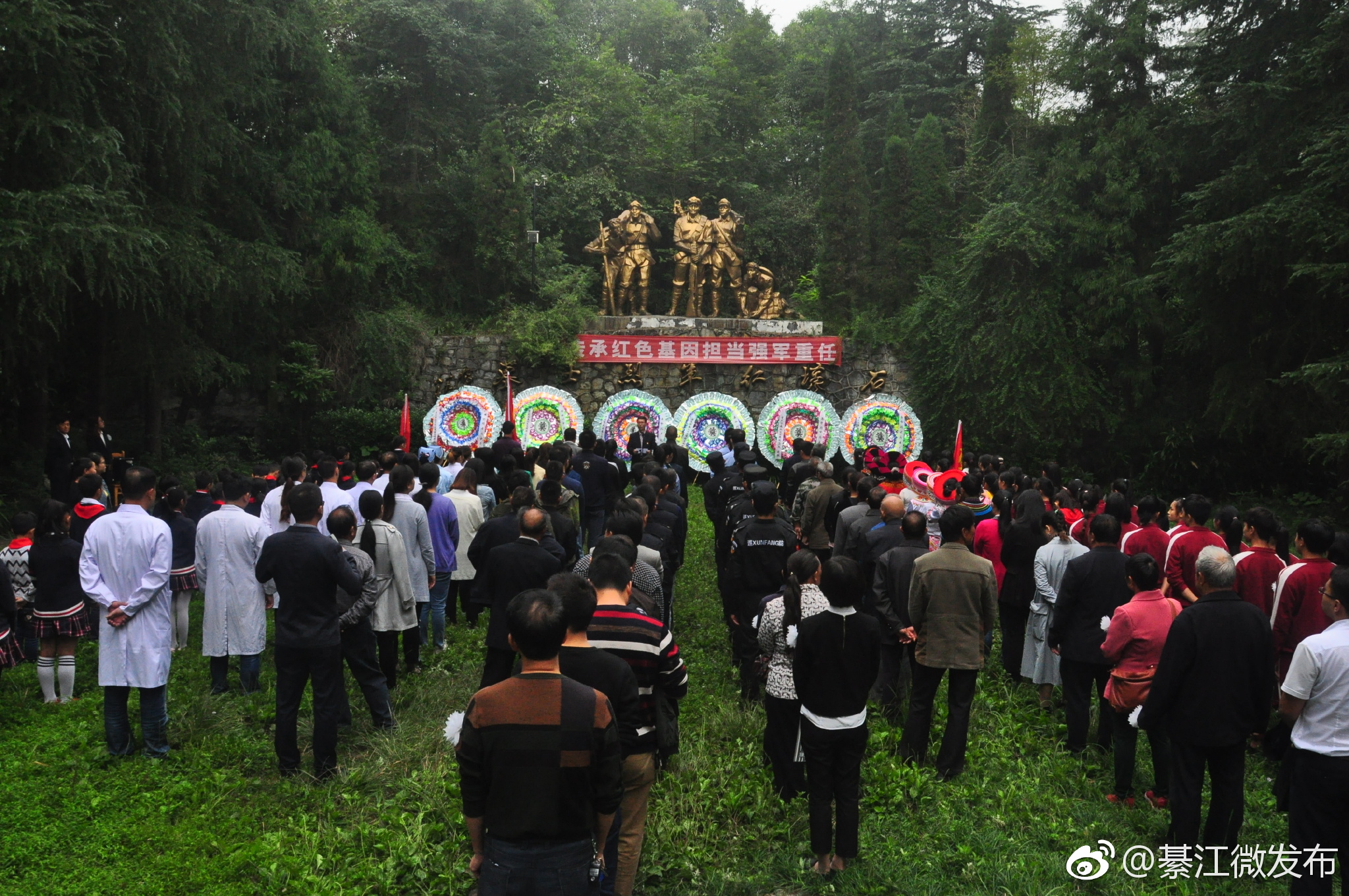 今日,社会各界追掉先烈