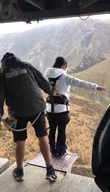 请帮忙辟谣一下 视频疯狂传播合肥一蹦极工作