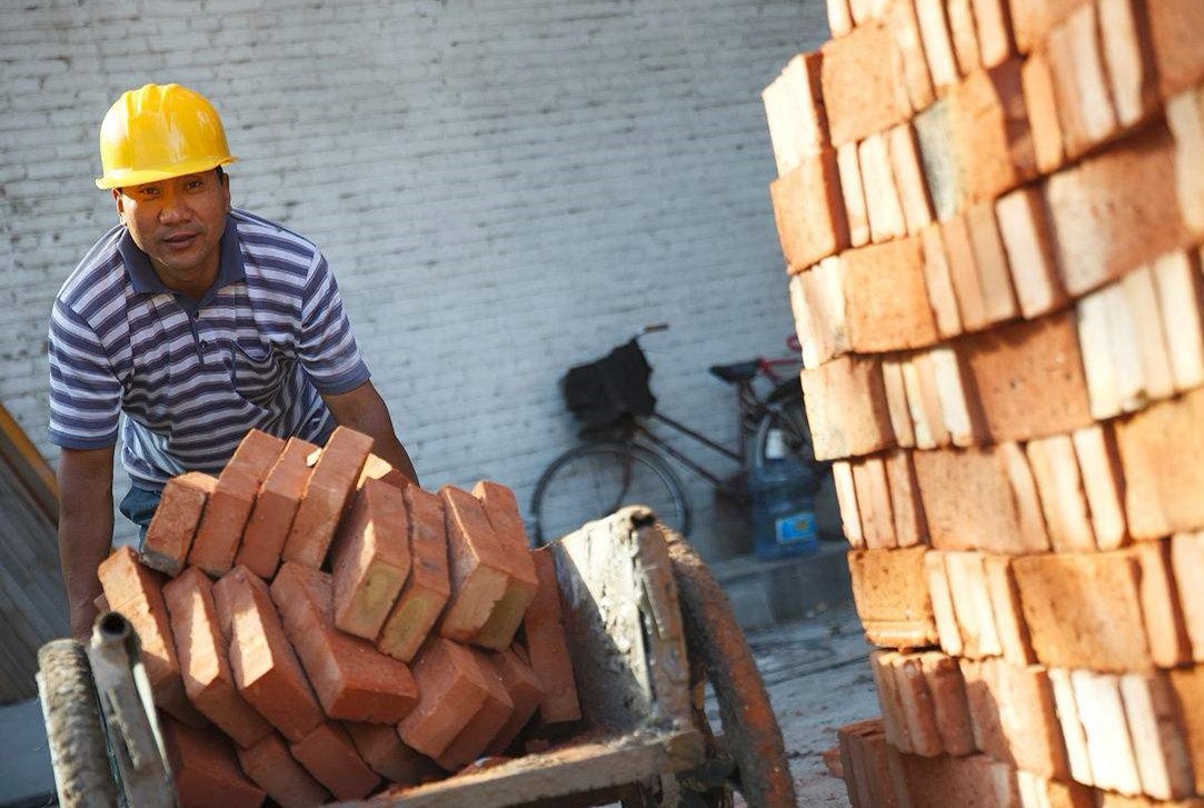 工地各种颜色的安全帽,有啥特殊含义?看到戴白帽子的要注意了!