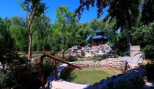 或乘937路(礼士路–大庄,也已改成840路)至世界公园南门下车,走800