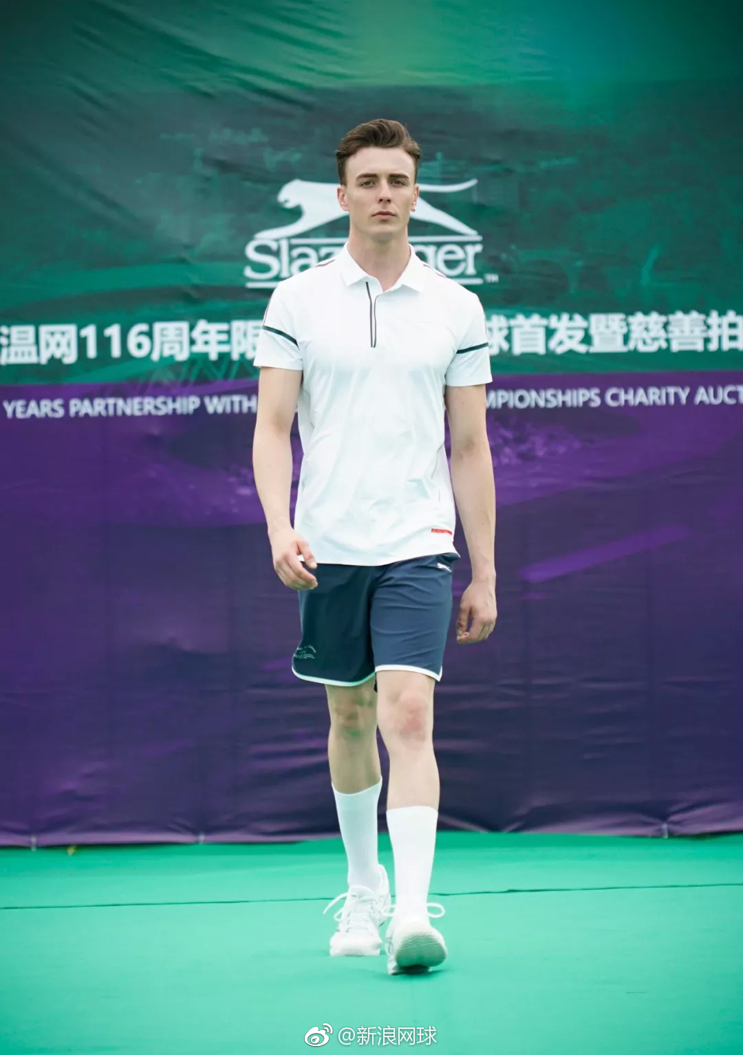 几乎全白网球服,礼仪,草莓,草地. .