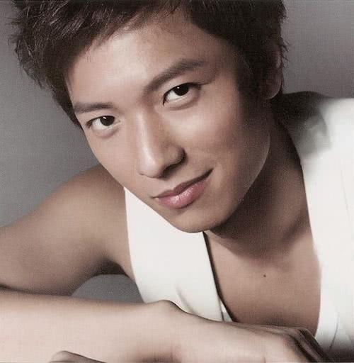 34岁双料"香港先生",曾因太帅被拉来演戏,如今却沦为洗车工