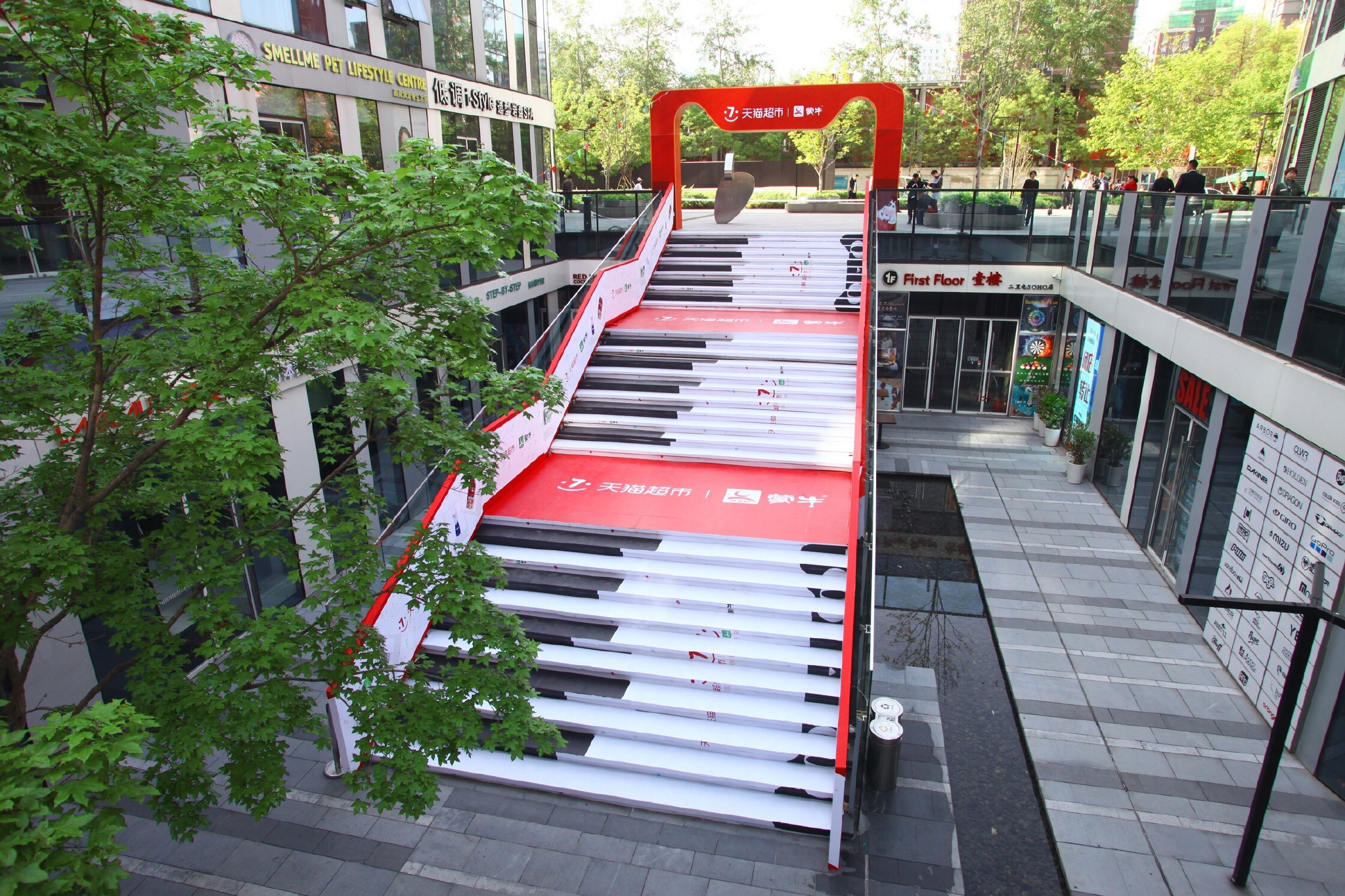 "祝你生日快乐",欢快的歌声从"音乐阶梯"传来.