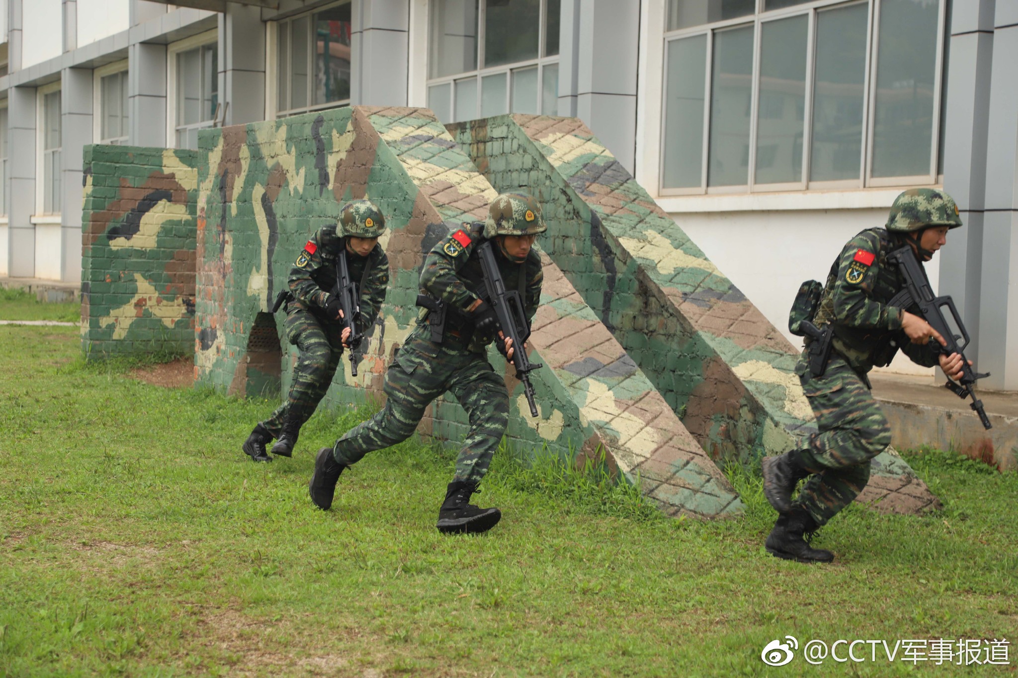 武警广西总队机动支队联合驻地共建单位开展主题团日活动