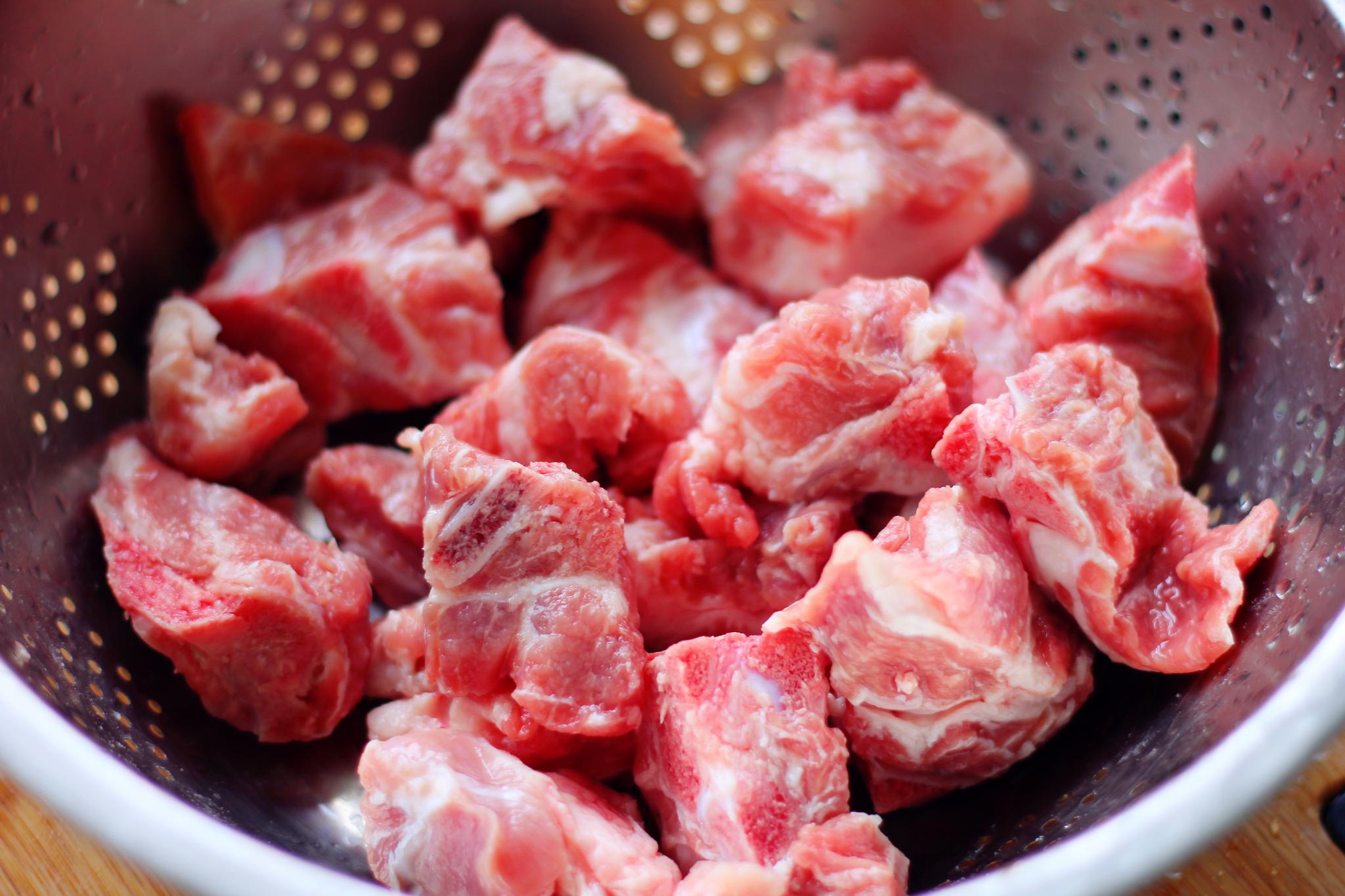 猪排骨发白怎么回事『猪排骨发亮是什么原因』