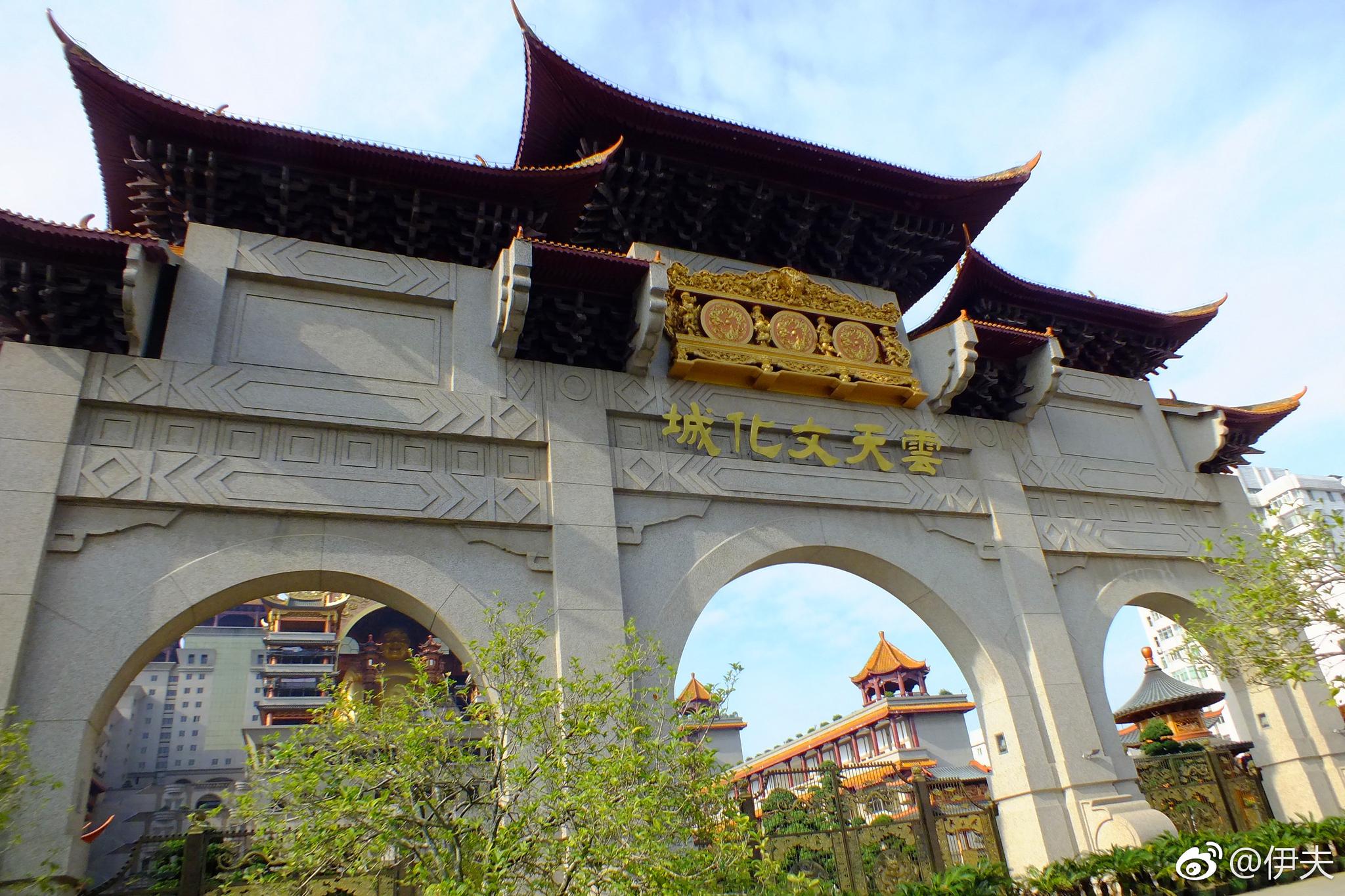玉林不是一个经济发达的城市,但是,经济发达城市所拥有的豪华建筑