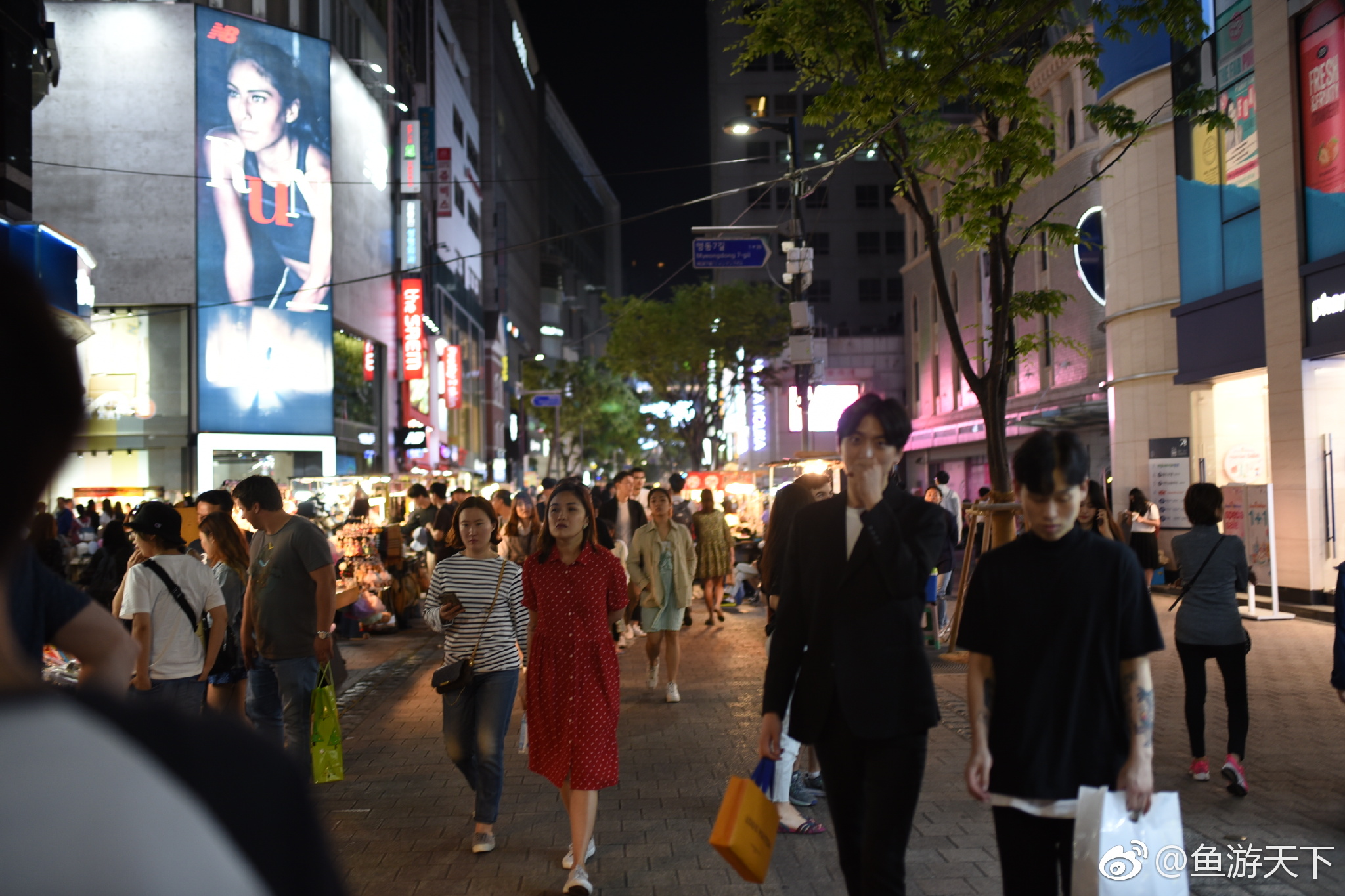 去韩国首尔一定去一次明洞,感受一下的首尔的夜市