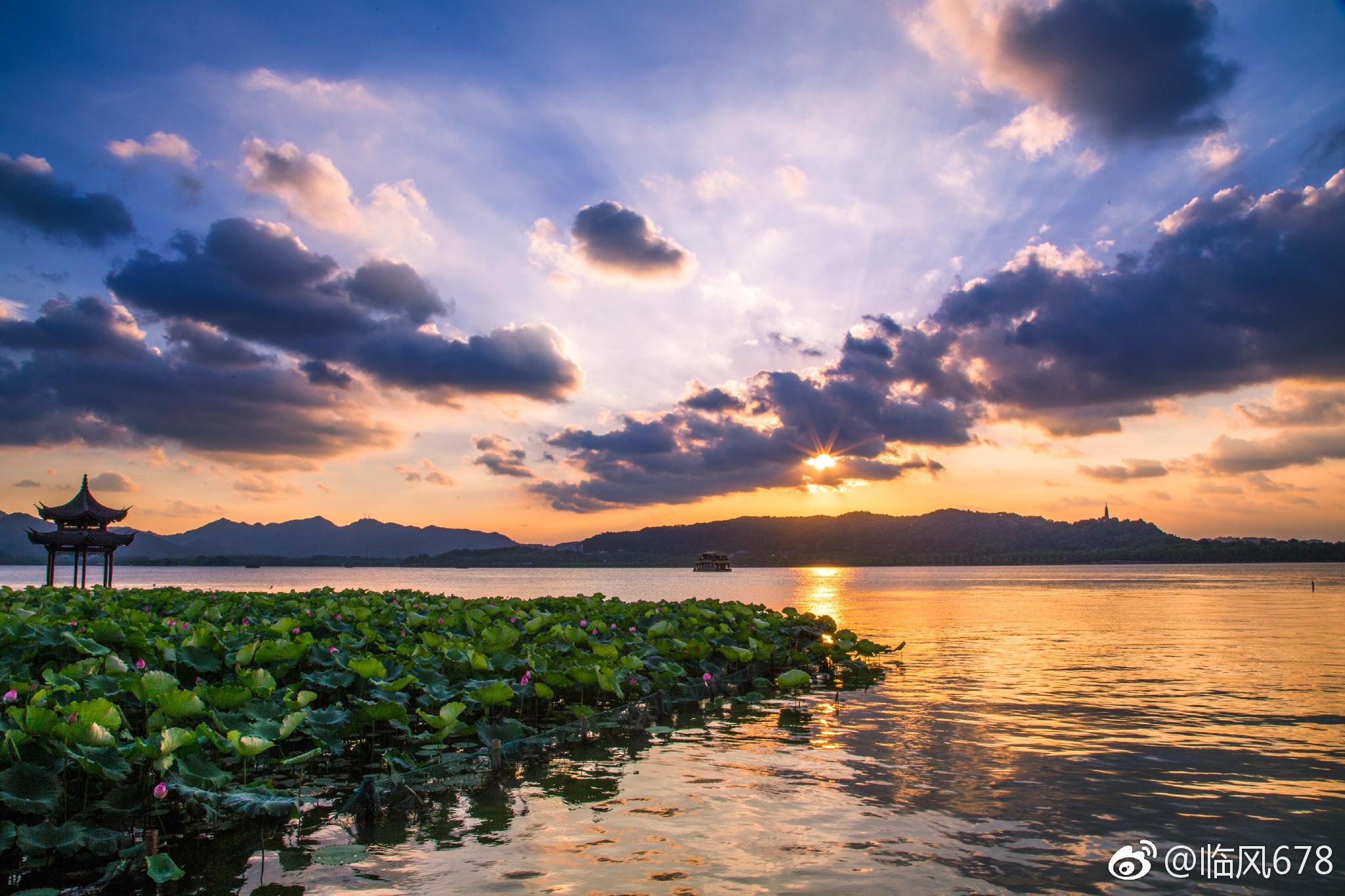六月的西湖迷人的夜色