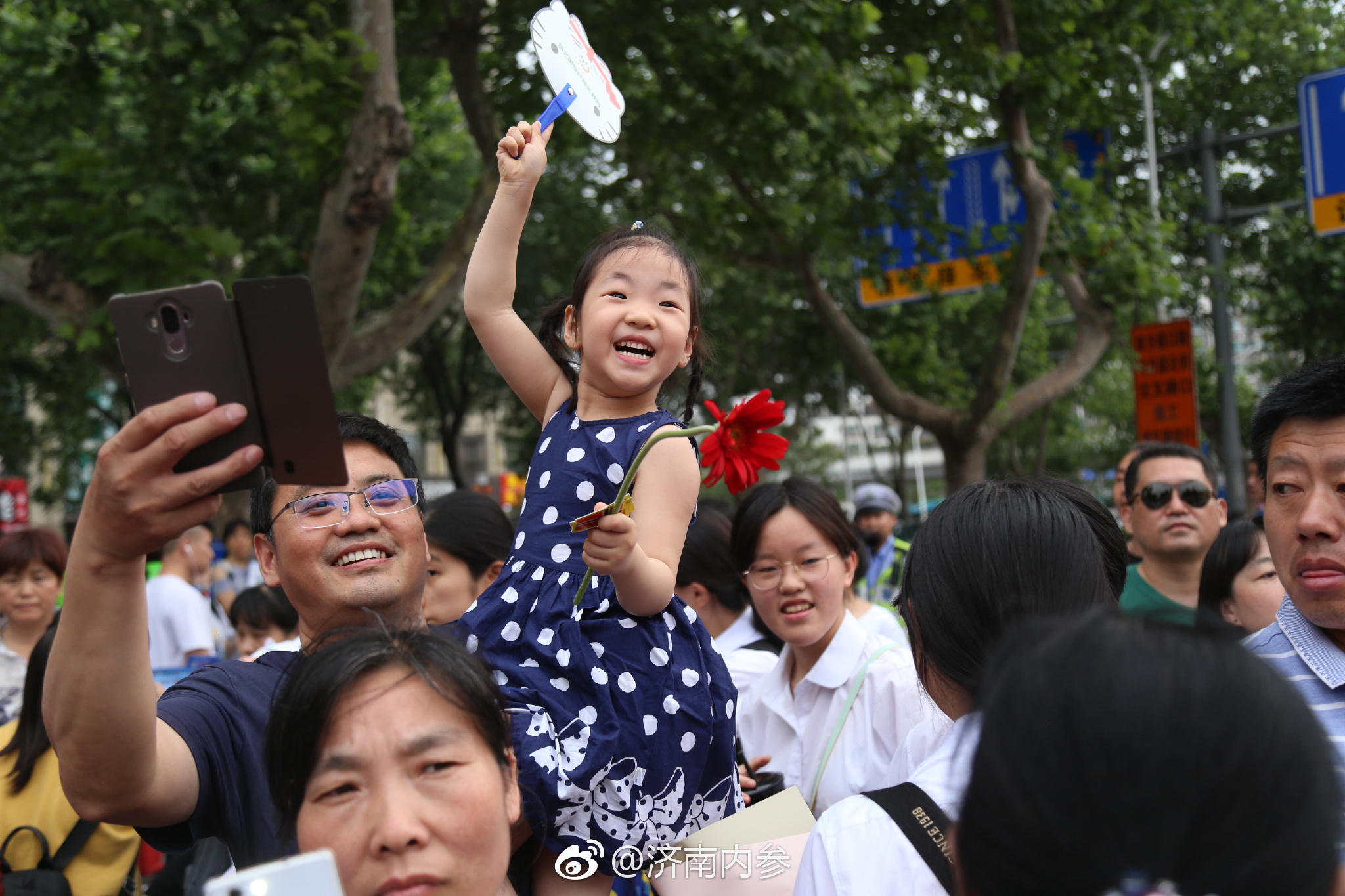 高考结束家长带鲜花迎接_新浪新闻