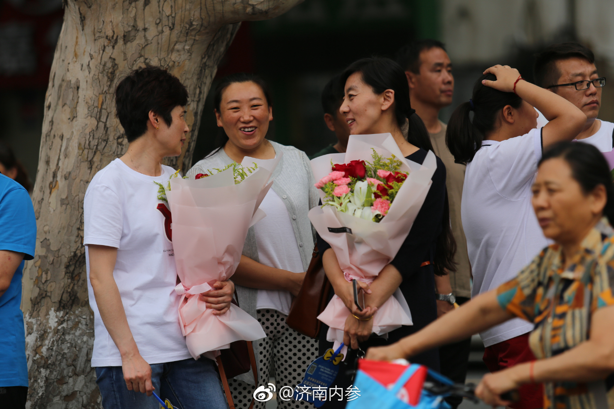 高考结束家长带鲜花迎接_新浪新闻