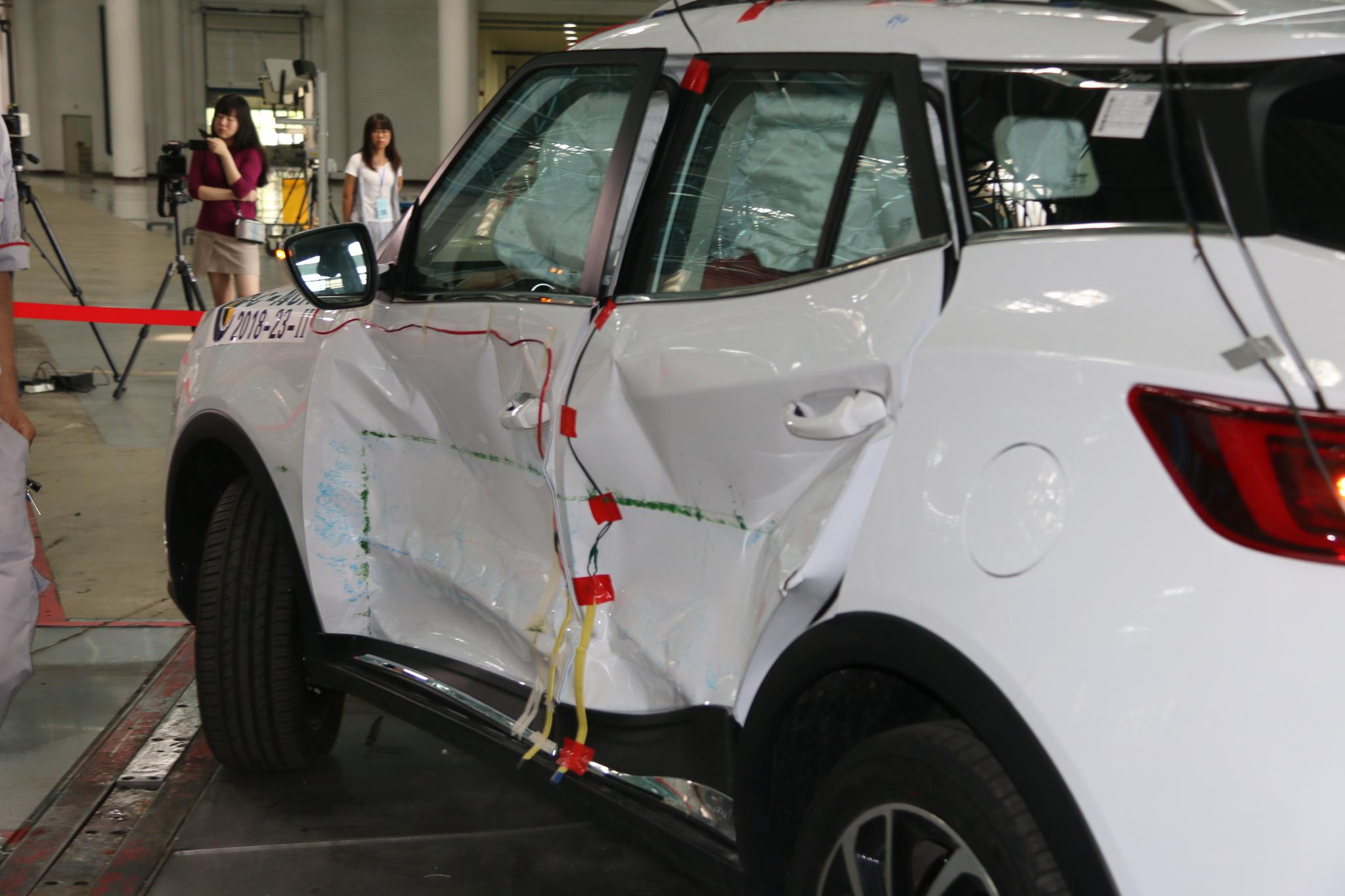 安全:众泰t300侧面碰撞,表现怎么样呢?-新浪汽车