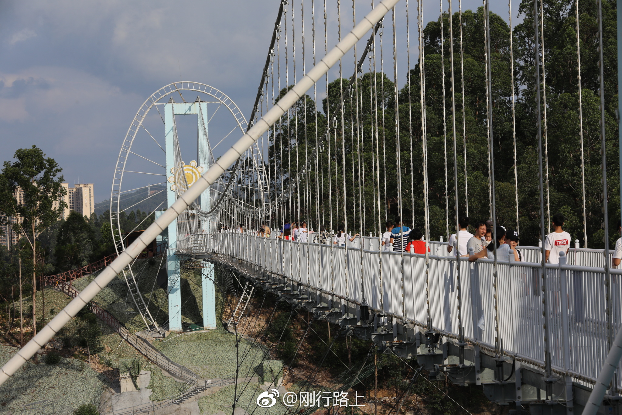 隐贤山庄的摩天轮高42米,为东莞最浪漫的大型摩天轮