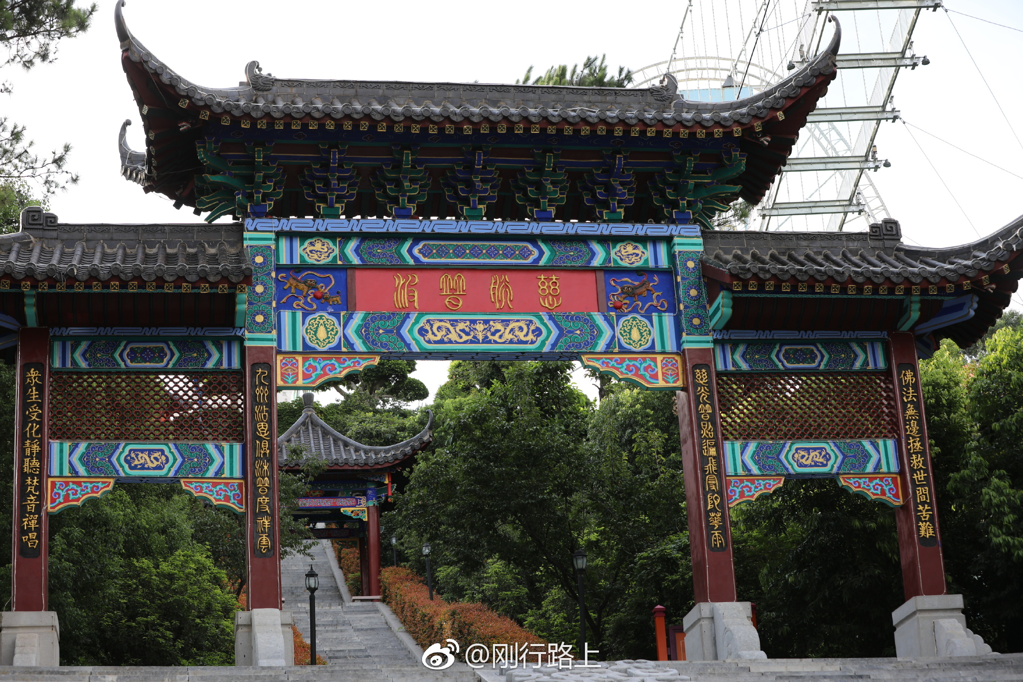 隐贤山庄的摩天轮高42米,为东莞最浪漫的大型摩天轮