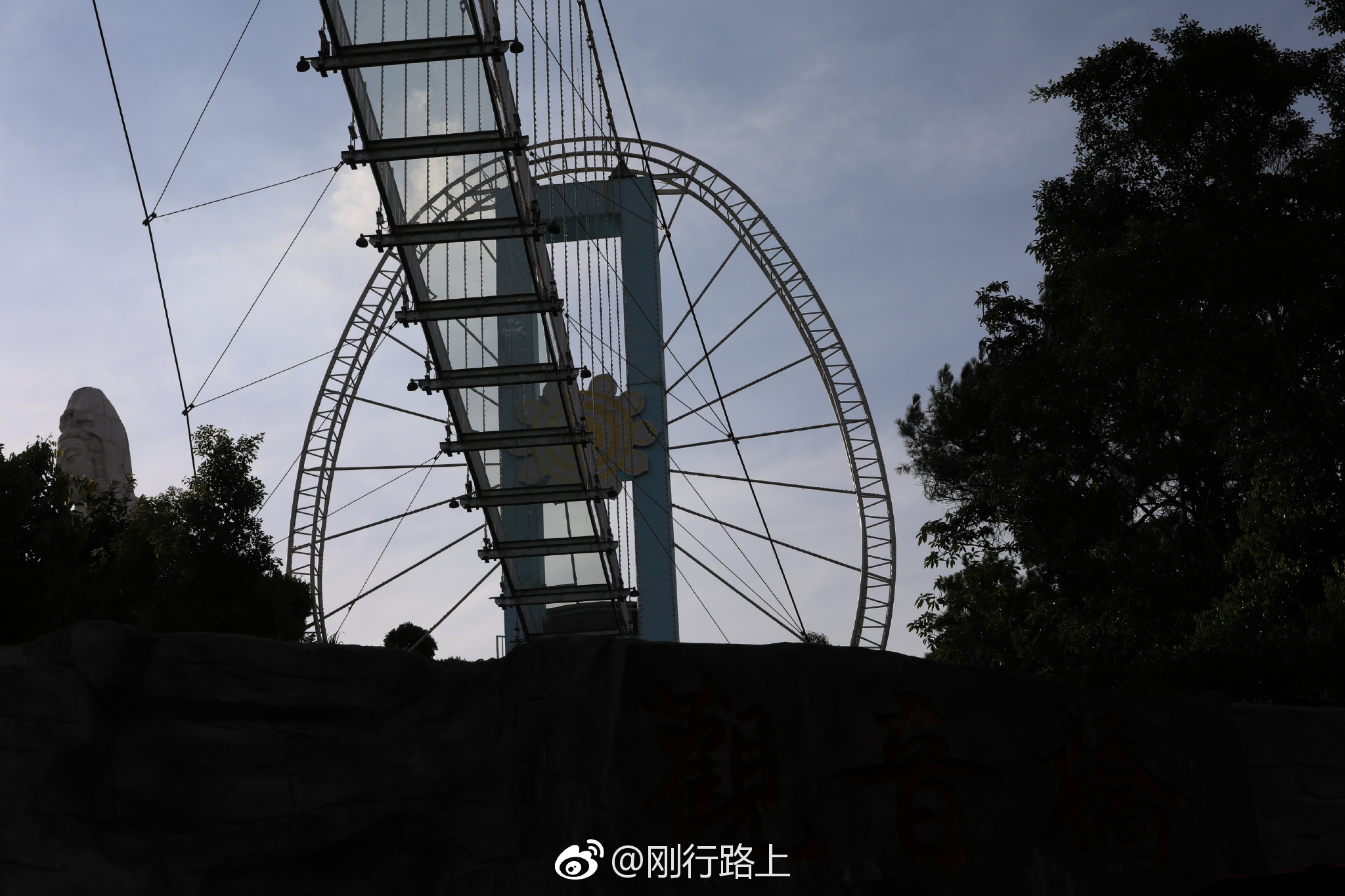 隐贤山庄的摩天轮高42米,为东莞最浪漫的大型摩天轮