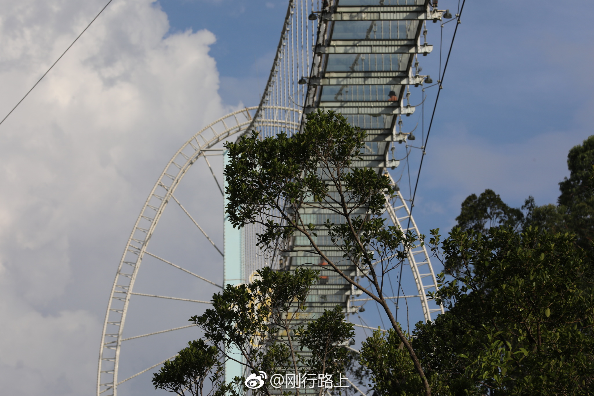 隐贤山庄的摩天轮高42米，为东莞最浪漫的大型摩天轮|隐贤山庄|摩天轮|玻璃桥_新浪新闻