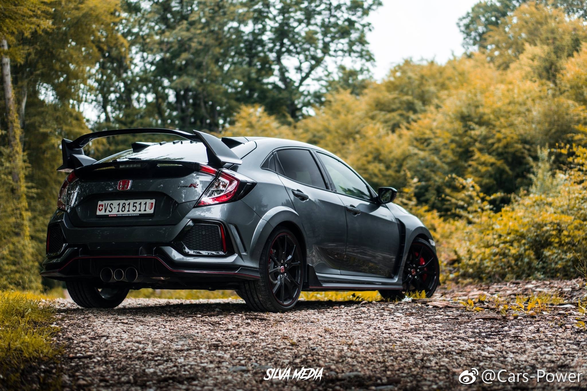 近日在东京国际改装车展上,本田展出了小改款的思域type r fk8虽然