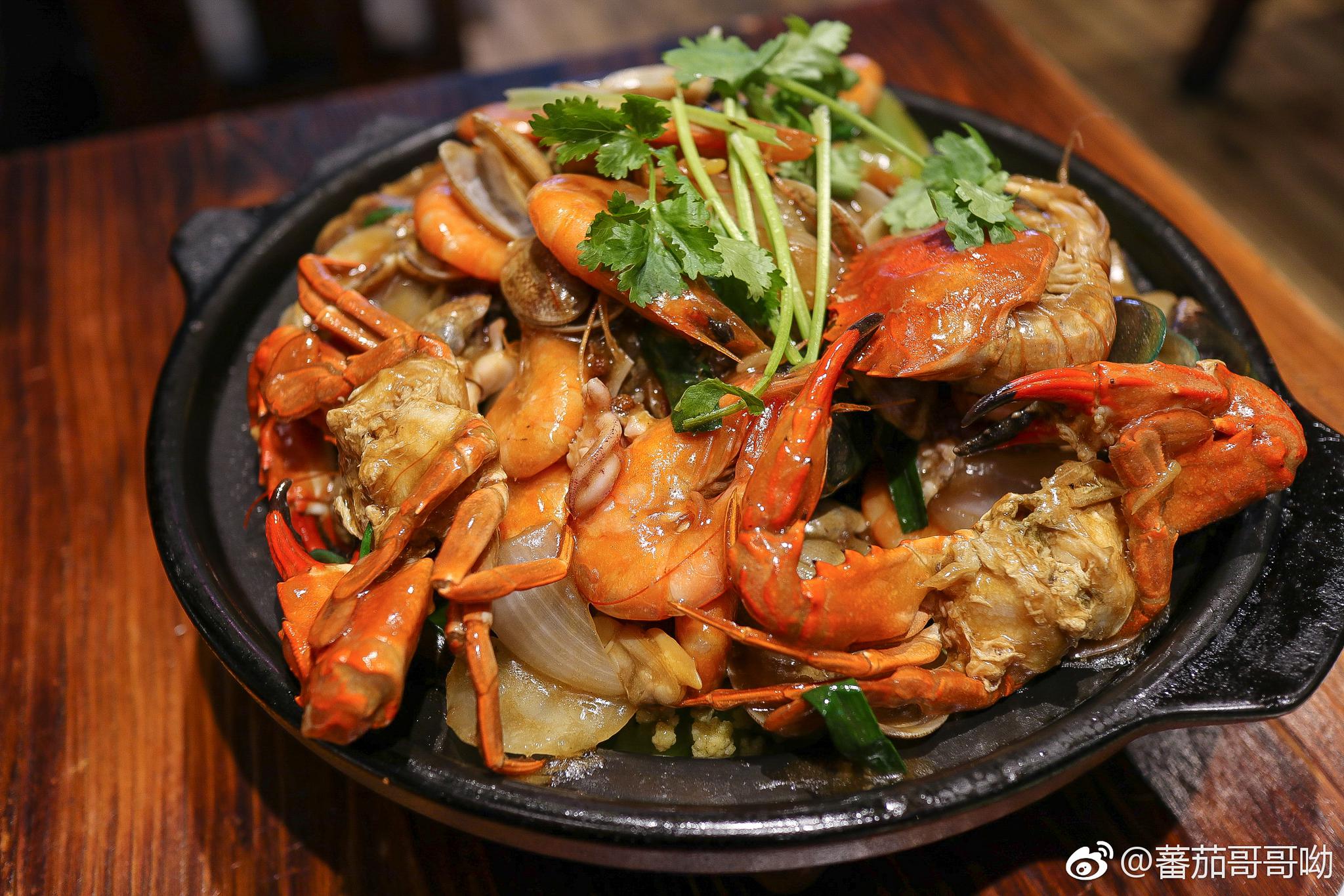 曾厝垵漫走后厨,招牌菜缤纷海鲜锅,说是两人份,应该三人吃差不多
