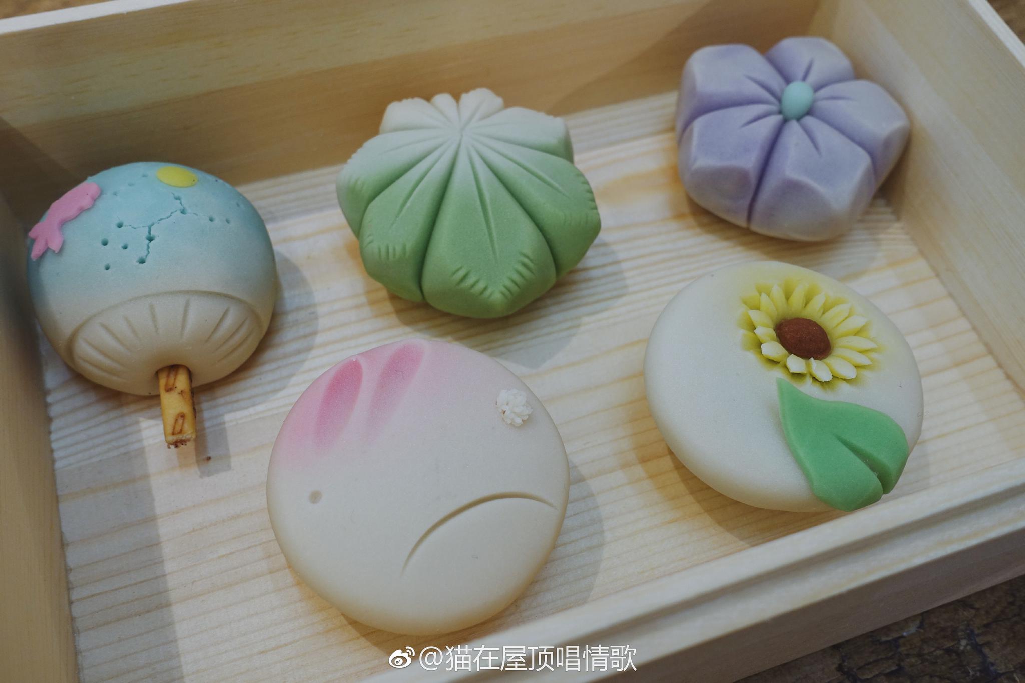 自己动手做了两只日式和果子,有着粉红色耳朵的小兔子是抹茶口味的