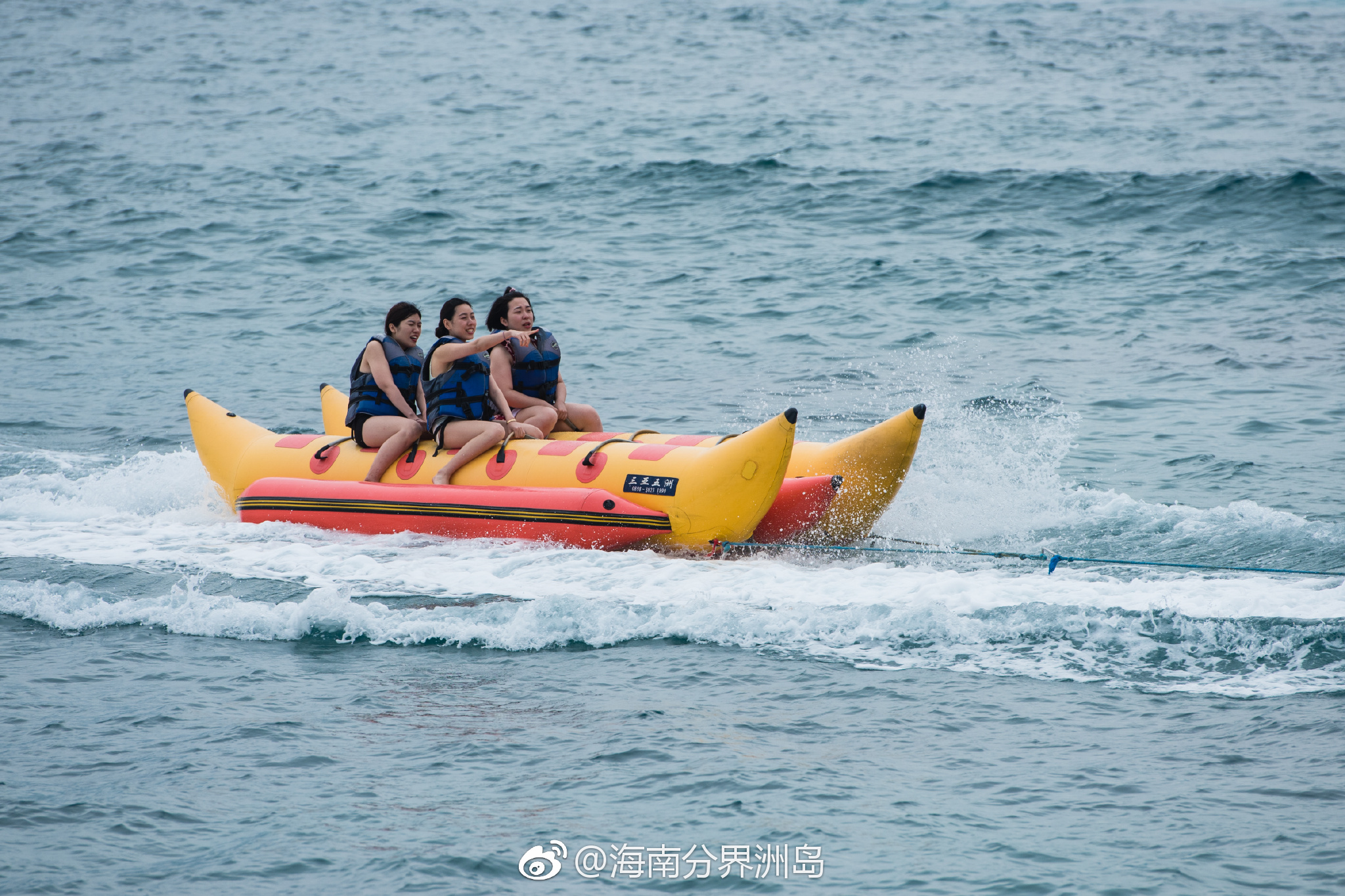 坐在浪尖上跳跃的香蕉船,与大海亲近,感受大海的狂野