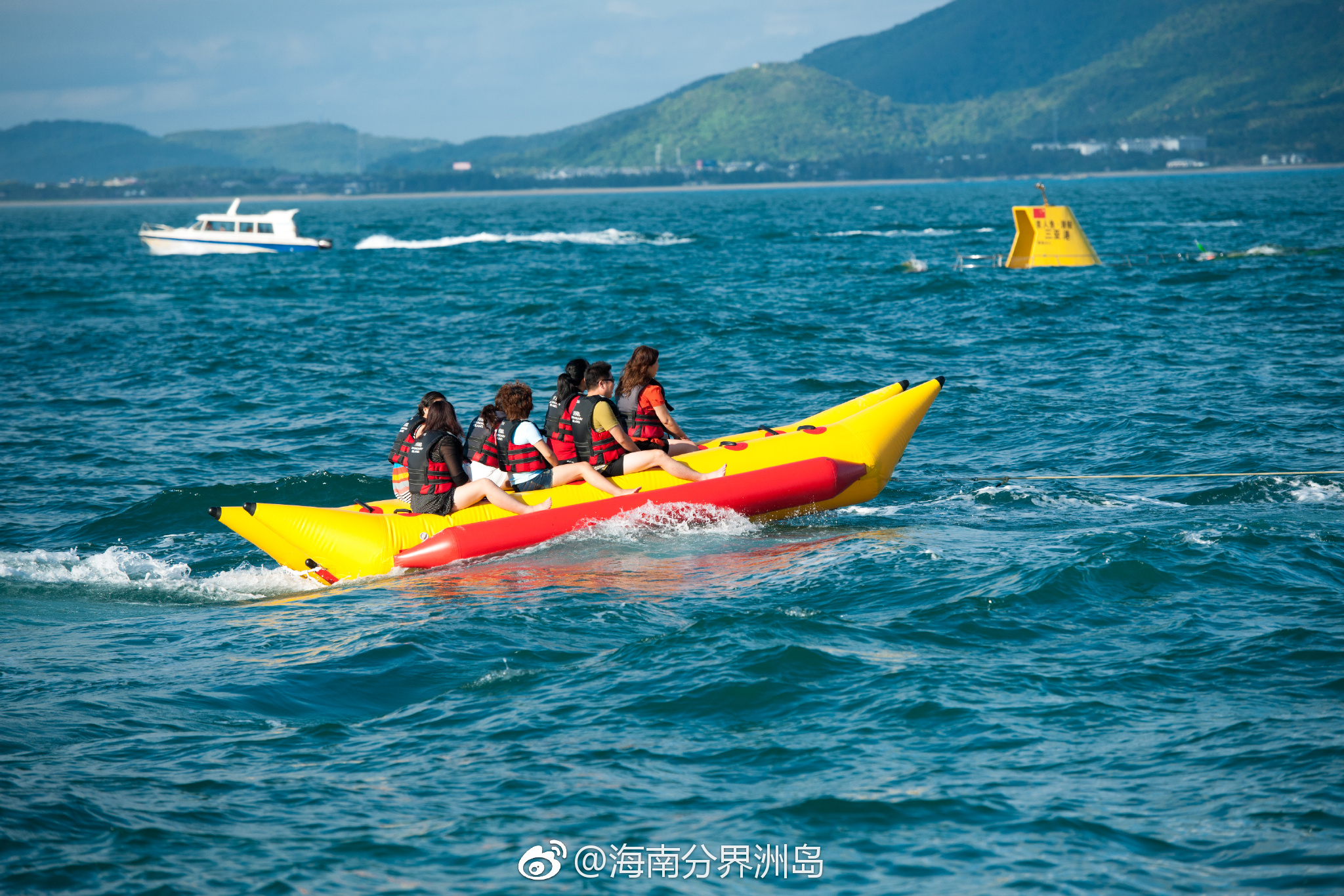 坐在浪尖上跳跃的香蕉船,与大海亲近,感受大海的狂野