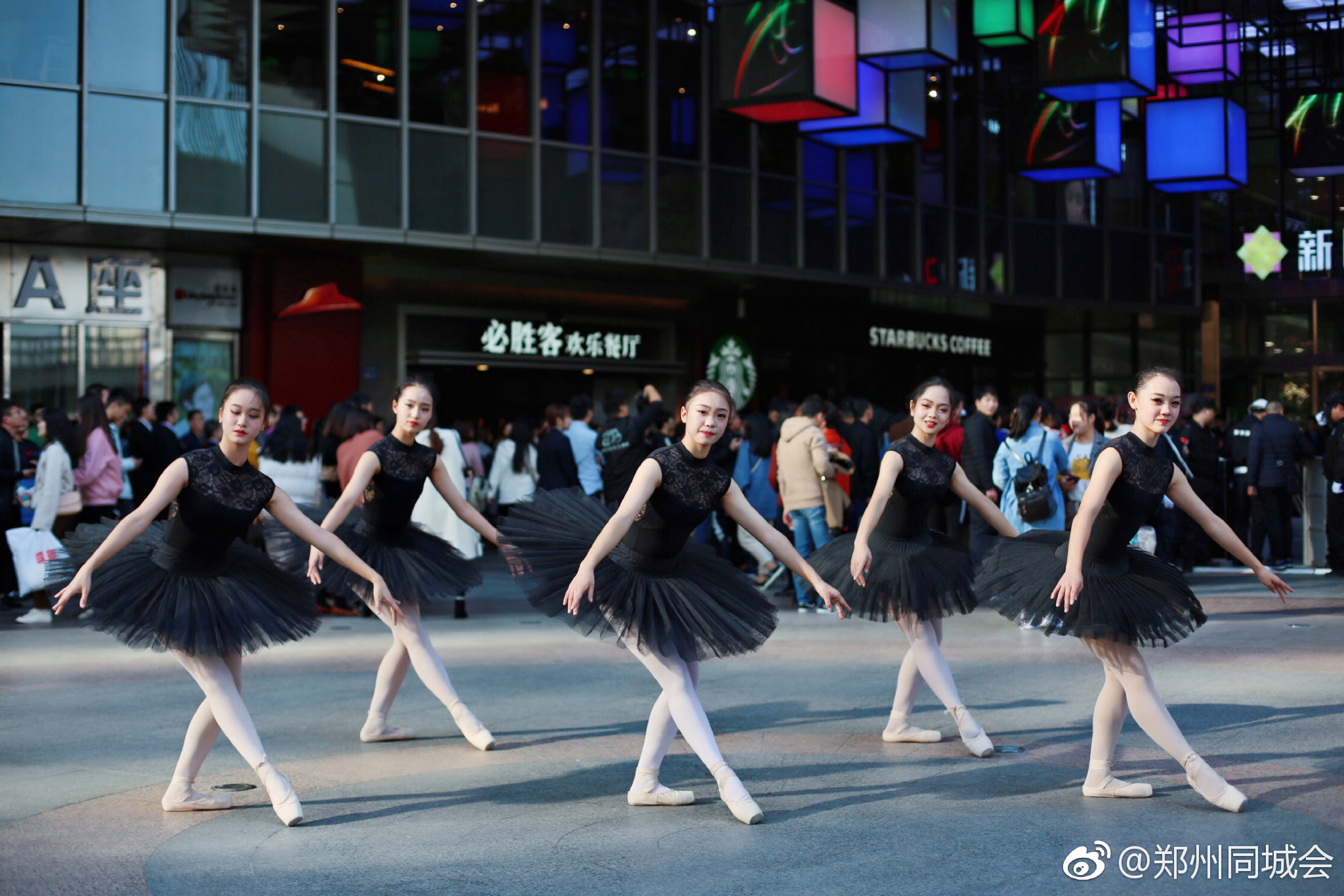 芭蕾也能"快闪"?在这里,逛街的时候就能看到芭蕾