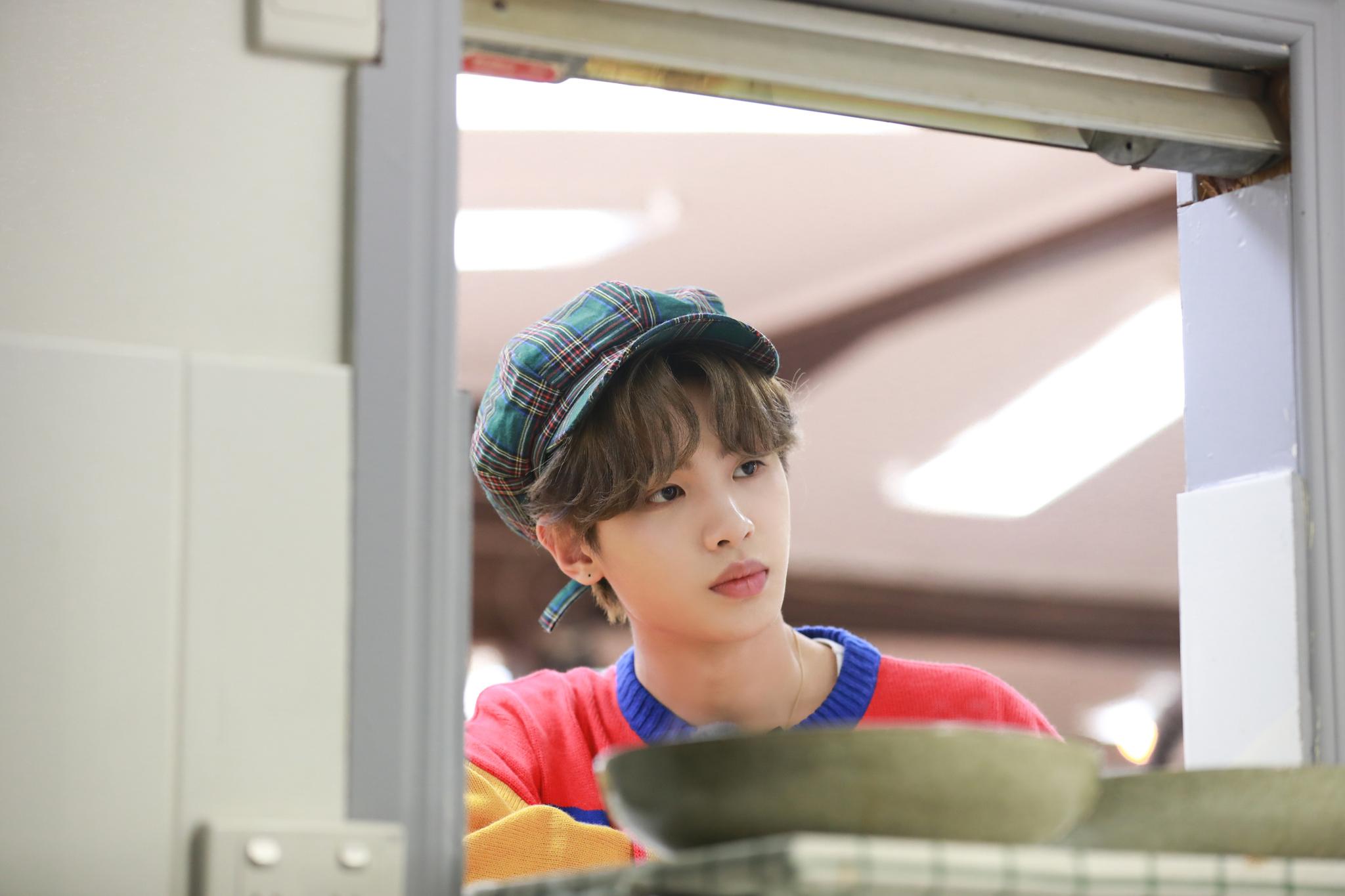 11月17号下午四点多,黄明昊更博为综艺奇妙的食光做宣传.