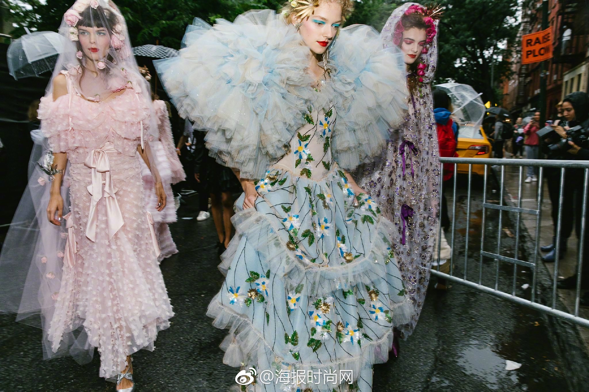 rodarte 2019春夏纽约时装大秀backstage,冒雨等待走秀的花仙子们