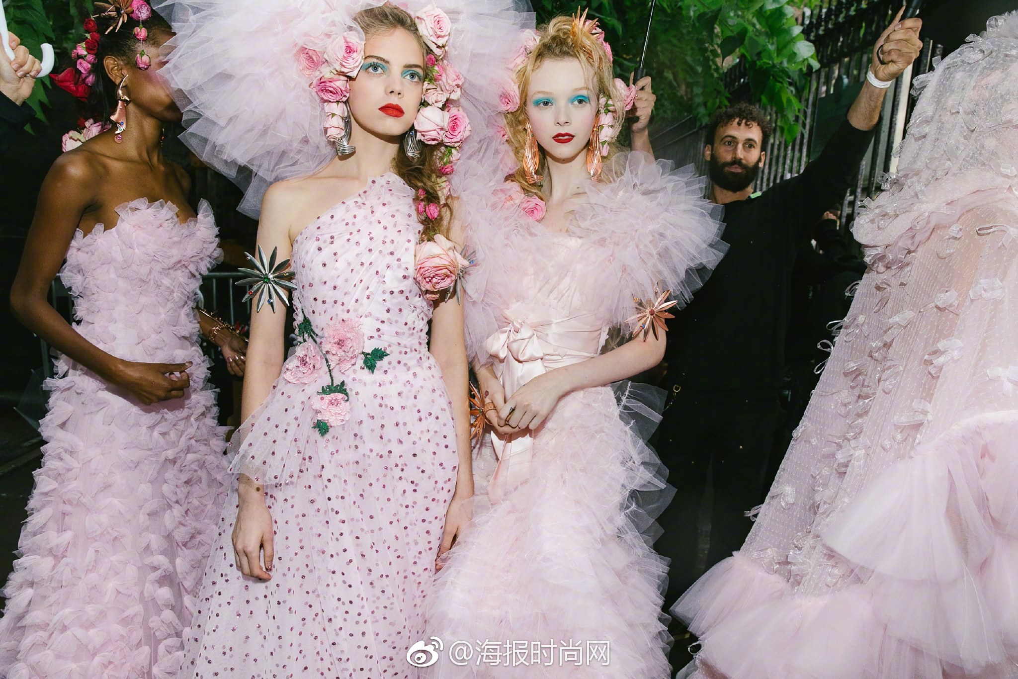 海报网直击纽约时装周# rodarte 2019春夏纽约时装大秀backstage