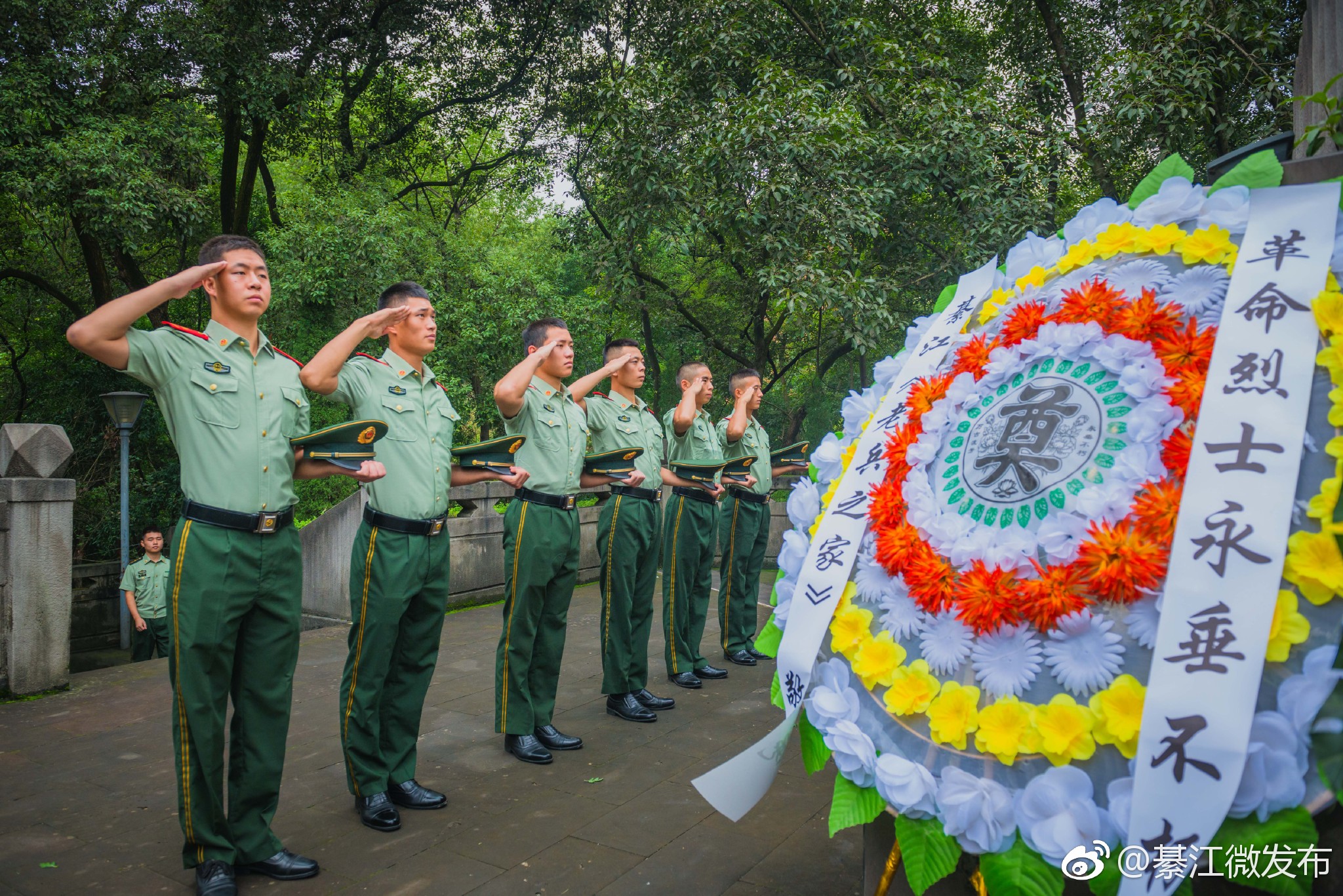 今日,社会各界追掉先烈