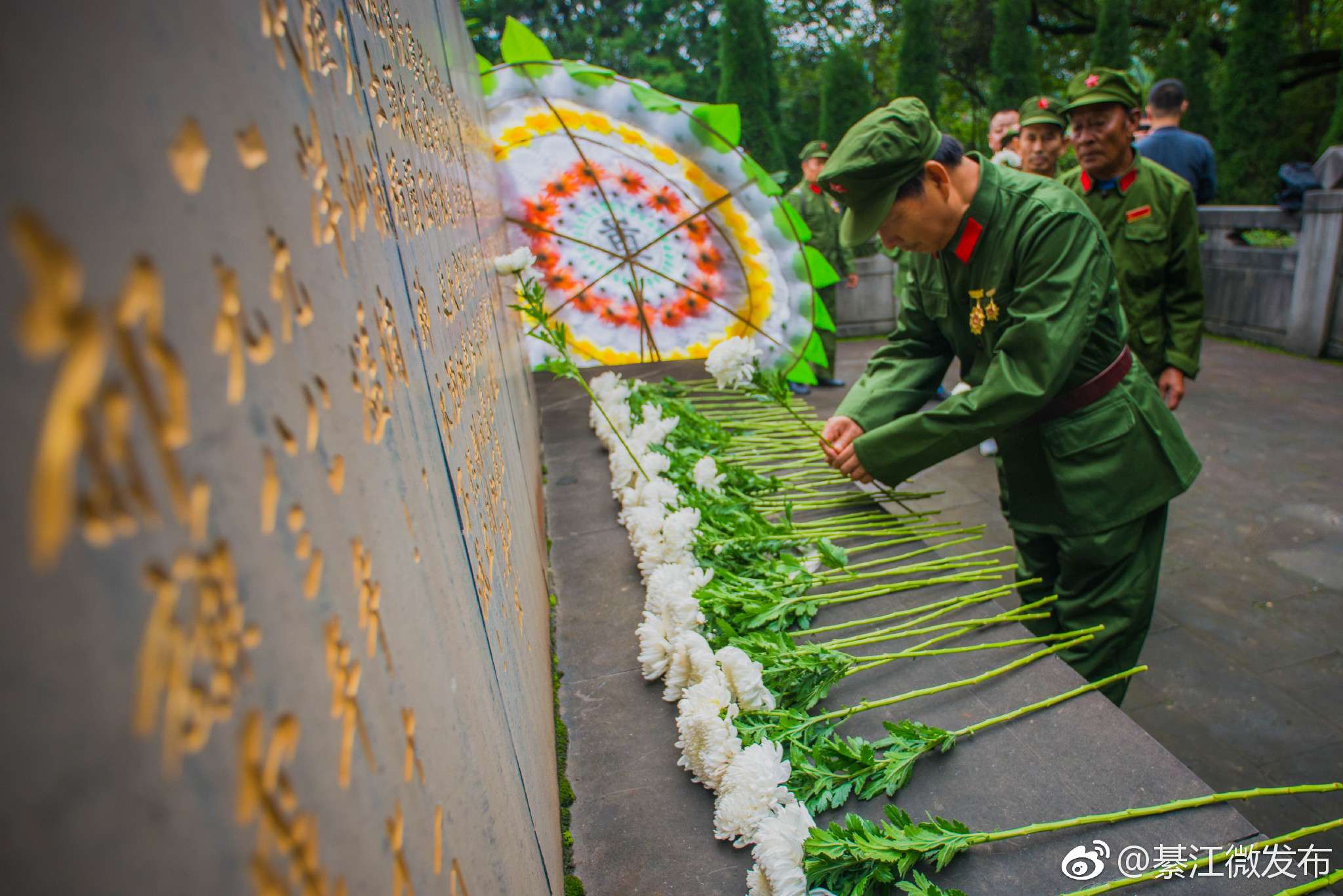 今日,社会各界追掉先烈
