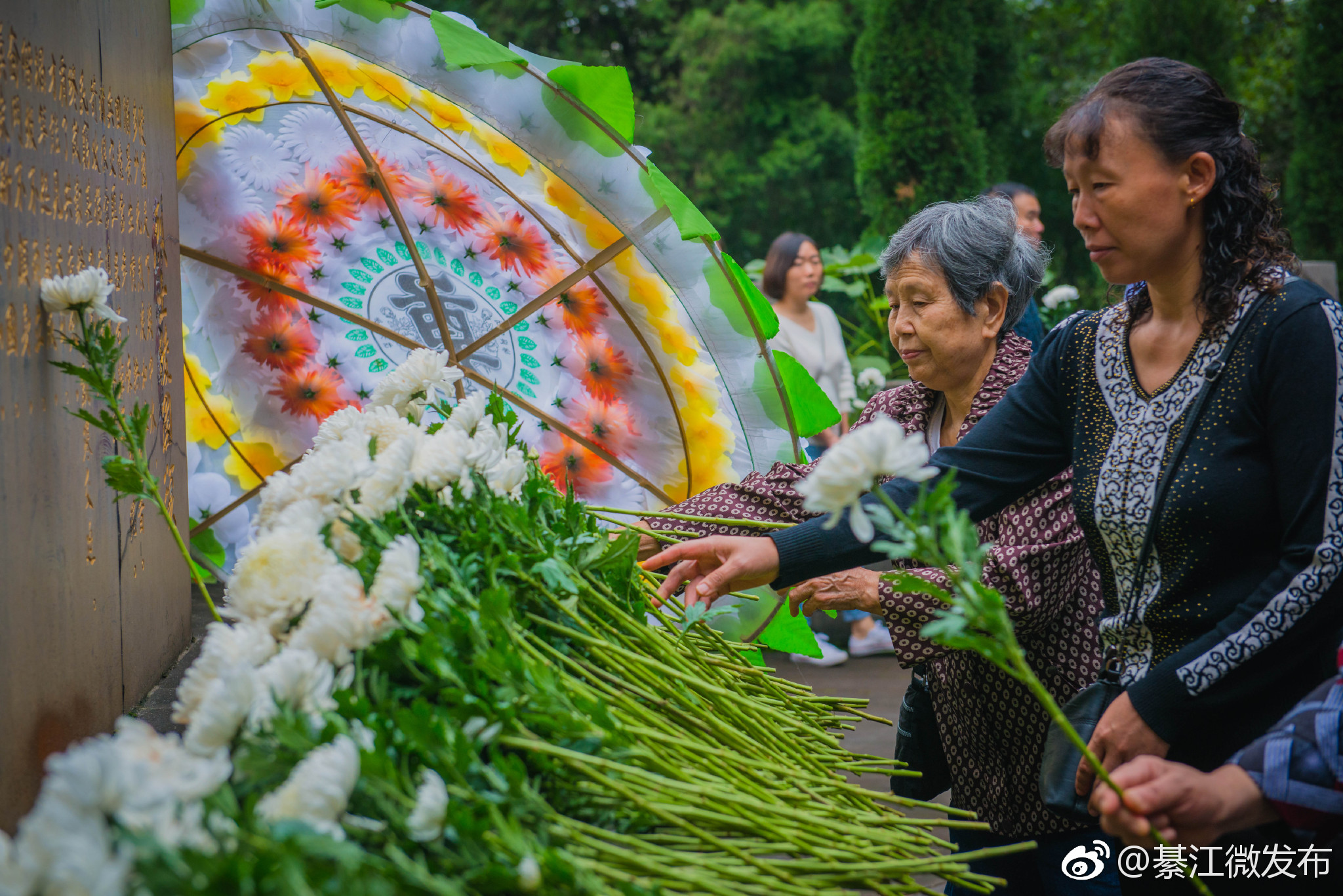 今日,社会各界追掉先烈