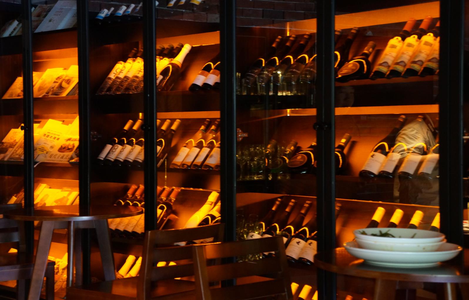 一墙的酒柜,琳琅满目,有种低调的华丽感.