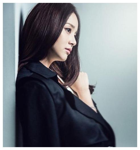 完美女神金泰熙精致的侧颜完全经得住时间的考验