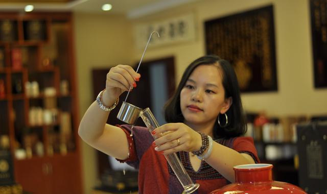 你还在用网上错误的鉴酒方法, 下一个被骗的就是你